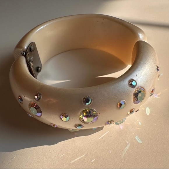 Weiss Pearlescent Clamper Bracelet - Picture 3 of 9